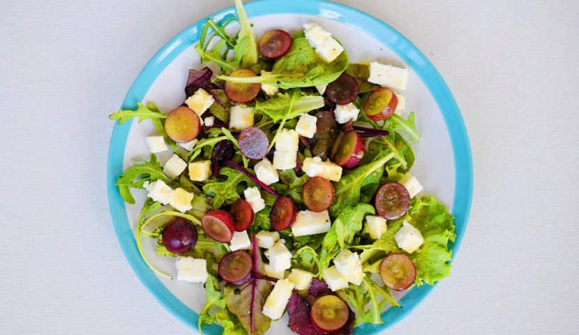 Зелёный салат с виноградом и адыгейским сыром